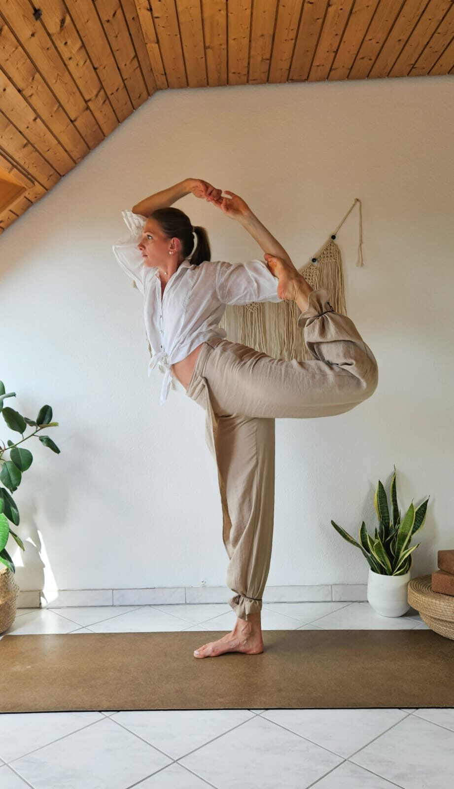Yogalehrerin in Tänzer-Pose während einer Einzelstunde