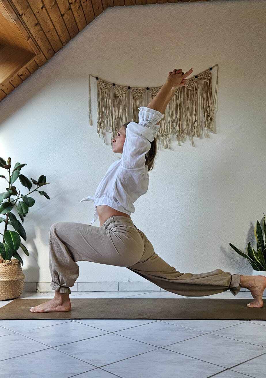 Dynamische Vinyasa Flow Sequenz auf der Yoga-Matte